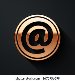 Icono de Gold Mail y e-mail aislado en fondo negro. Símbolo de sobres e-mail. Signo de mensaje de correo electrónico. Estilo de sombra largo. Ilustración vectorial