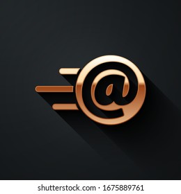 Gold Mail und E-Mail Symbol einzeln auf schwarzem Hintergrund. E-Mail mit Symbolen umschließen. E-Mail-Nachrichtenzeichen. Lange Schattenstil. Vektorillustration-Illustration