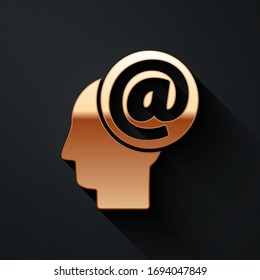 Icono de Gold Mail y e-mail aislado en fondo negro. Símbolo de sobres e-mail. Signo de mensaje de correo electrónico. Estilo de sombra largo. Ilustración vectorial