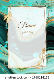 El diseño de mármol dorado es verde. Marco dorado. Una bonita combinación de mármol marino, hermosas rachas y manchas. Colores gradientes. Para imprimir postales, tarjetas de visita, pinturas.