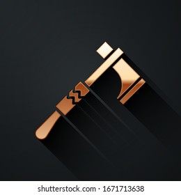 Gold Native American Tomahawk Axt Symbol einzeln auf schwarzem Hintergrund. Lange Schattenstil. Vektorillustration-Illustration