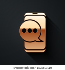 Aviso de mensajes de chat Gold New en icono de teléfono aislado en fondo negro. Smartphone chateando mensajes sms palabras burbujas de voz. Estilo de sombra largo. Ilustración vectorial