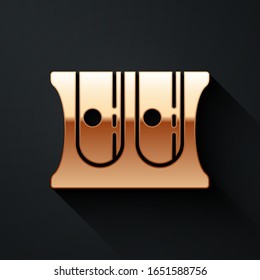 Icono de afilar Gold Pencil aislado en fondo negro. Estilo de sombra largo.  Ilustración vectorial