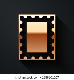 Icono de sello postal dorado aislado en fondo negro. Estilo de sombra largo. Ilustración vectorial