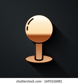 Gold Push-Pin-Symbol einzeln auf schwarzem Hintergrund. Thumbstapel-Zeichen. Lange Schattenstil. Vektorillustration-Illustration