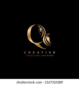 gold Q letter logo design with luxurious and beautiful leaf ornament. Q Monogram. Q typography. gold feather logo. initial letter Q logo. suitable for business logo, hotel, boutique, wedding, etc