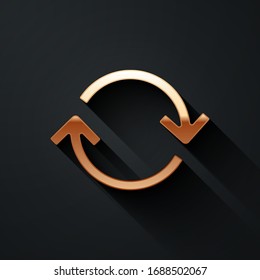 Icono de actualización dorada aislado en fondo negro. Volver a cargar símbolo. Las flechas de rotación en un signo circular. Estilo de sombra largo. Ilustración vectorial