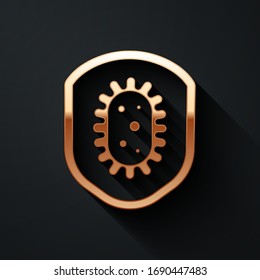 Escudo dorado protegiendo contra virus, gérmenes y bacterias icono aislado en fondo negro. Concepto de sistema inmunológico. Virus Corona 2019-nCoV. Estilo de sombra largo. Ilustración vectorial