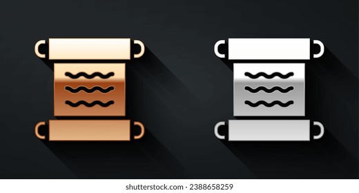 Icono de desplazamiento del viejo papiro dorado y plateado aislado en fondo negro. Papel pergamino. Símbolo egipcio antiguo. Estilo de sombra larga. Vector