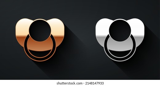 Icono de pacificador de bobo de oro y plata bebé aislado en fondo negro. Juguete de un niño. Estilo de sombra larga. Vector