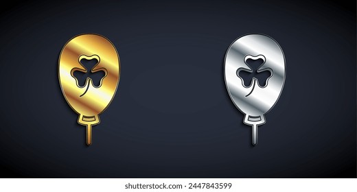 Gold und Silber Ballon mit Kleeblatt-Ikone isoliert auf schwarzem Hintergrund. Frohen St. Patricks Tag. In: National Irish Holiday. Langer Schatten. Vektorgrafik