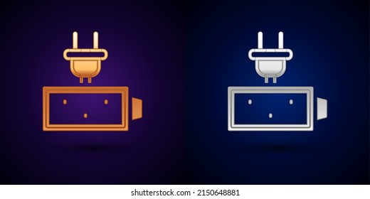Icono indicador del nivel de carga de la batería de oro y plata aislado en el fondo negro.  Vector