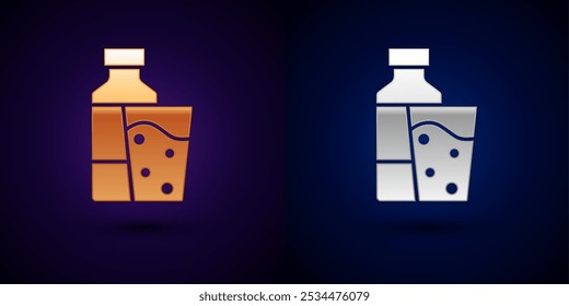 Oro y plata Botella de agua con icono de vidrio aislado sobre fondo negro. Signo de bebida de agua de soda.  Vector