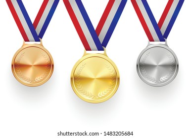 Набор реалистичных иллюстраций золотых, серебряных и бронзовых медалей на лентах. Спортивные соревнования за первое, второе и третье места присуждают изолированный пакет клипартов. Награда чемпионата. Достижение конкурса, победа