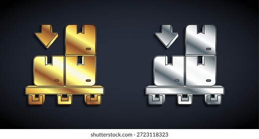 Cajas de cartón de oro y plata en el icono de la plataforma aislado sobre fondo negro. Caja de embalaje de entrega de cartón cerrado con signos frágiles. Estilo de sombra larga. Vector