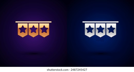 Guirnalda de carnaval dorada y plateada con banderas icono aislado sobre fondo negro. Banderines del partido para la celebración del cumpleaños, decoración del festival.  Vector