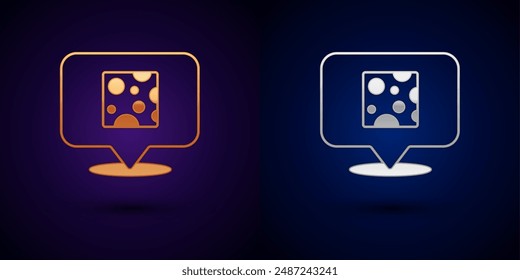 Icono de queso dorado y plateado aislado sobre fondo negro.  Vector