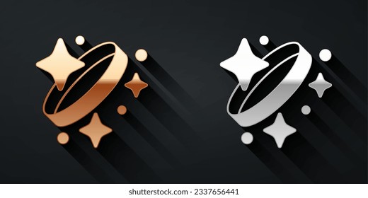 Icono del anillo de compromiso del diamante dorado y plateado aislado en fondo negro. Estilo de sombra larga. Vector