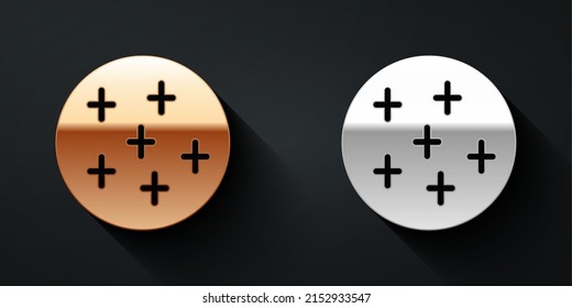 Icono de luna llena dorada y plateada aislado en fondo negro. Señal de noche nublada. Símbolo de sueños de sueño. Señal de noche o de hora de la cama. Estilo de sombra larga. Vector
