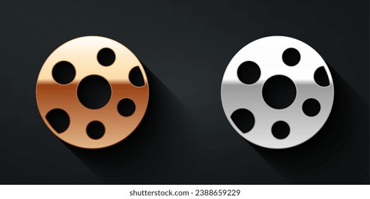 Icono de luna llena dorada y plateada aislado en fondo negro. Señal de noche nublada. Símbolo de sueños de sueño. Señal de noche o de hora de la cama. Estilo de sombra larga. Vector