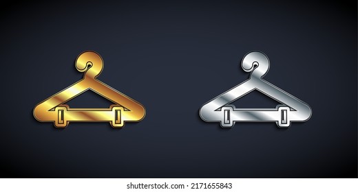 Icono de guardarropa dorada y plateada Hanger aislado en fondo negro. Icono de la vestimenta. Símbolo de servicio de ropa. Signo de colgador de lavado. Estilo de sombra larga. Vector