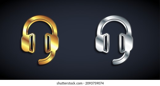 Icono de auriculares dorados y plateados aislados en fondo negro. Auriculares. Concepto para escuchar música, servicio, comunicación y operador. Estilo de sombra larga. Vector