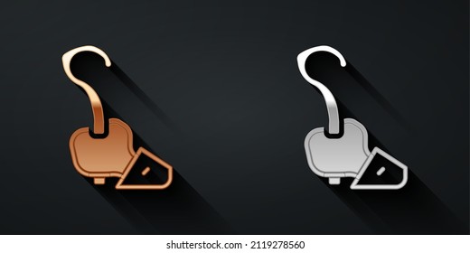 Icono del personal de Gold and Silver Magic aislado en fondo negro. varita mágica, cetro, palo, vara. Estilo de sombra larga. Vector