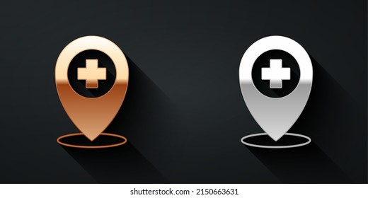 Puntero de mapa médico de oro y plata con icono de hospital cruzado aislado en el fondo negro. Estilo de sombra larga. Vector