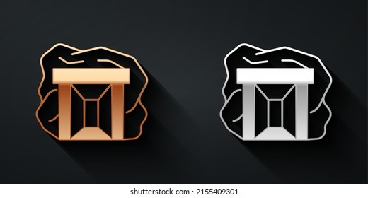 Icono de la mina de oro y plata aislado en fondo negro. Estilo de sombra larga. Vector