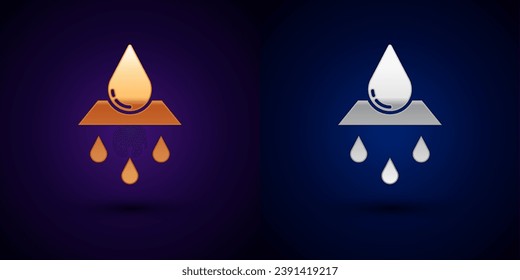 El oro y la plata Reciclaje limpian el icono acuático aislado en el fondo negro. Gota de agua con reciclaje de letreros.  Vector