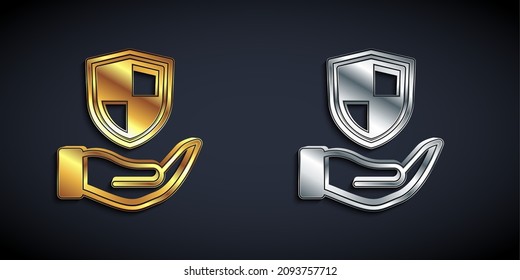 Escudo dorado y plata en icono de mano aislado en fondo negro. Concepto de seguro. Signo de guardia. Seguridad, seguridad, protección, concepto de privacidad. Estilo de sombra larga. Vector