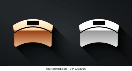 Icono de gorra de visera Sun dorado y plateado aislado sobre fondo negro. Equipamiento deportivo. Uniforme deportivo. Estilo de sombra larga. Vector