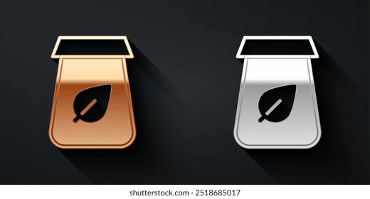 Icono de empaquetado del té del oro y de la plata aislado en fondo negro. Bolsa de papel con té. Estilo de sombra larga. Vector