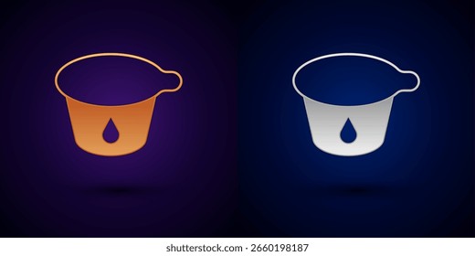 Icono del envase del yogur del oro y de la plata aislado en fondo negro. Yogur en taza de plástico.  Vector