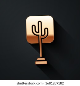 Icono del árbol de oro aislado en fondo negro. Símbolo de bosque. Estilo de sombra largo. Ilustración vectorial
