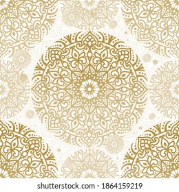 Das nahtlose Gold-Weiß-Muster mit Mandala-Ornament. Traditionelle arabische, indische Motive. Ideal für Gewebe und Textilien, Tapeten, Verpackungen oder jede erwünschte Idee.