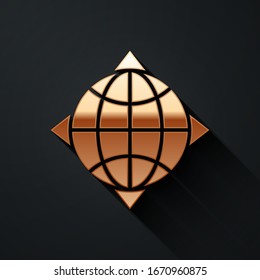 Oro Mundo globo con icono de brújula aislado en fondo negro. Estilo de sombra largo. Ilustración vectorial
