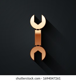 Goldenes W-Spanner-Symbol einzeln auf schwarzem Hintergrund. Lange Schattenstil. Vektorillustration-Illustration