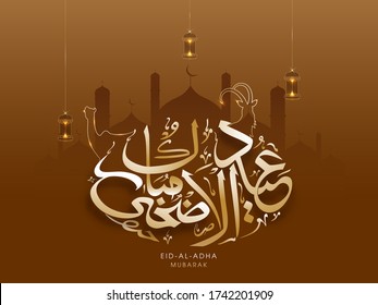 Caligrafía árabe dorada de Eid-Al-Adha Mubarak con linternas de línea de arte, cabra y colgantes iluminadas decoradas en el fondo de la mezquita de silueta marrón.