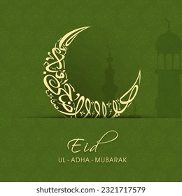 Goldene arabische Kalligrafie von Eid-Ul-Adha Mubarak in Crescent Moon Form auf grünem Silhouette Minarets und islamischem Muster Hintergrund.