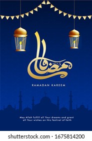 Caligrafia Árabe Dourada do Texto do Ramadã com Lanternas Iluminadas Suspensas e Bandeira de Bunting Decorada no Fundo da Mesquita da Silhueta Azul.