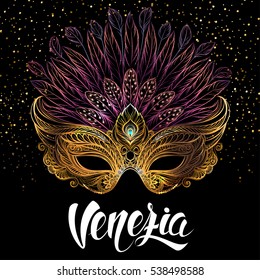 Máscara de carnaval dourada com penas no fundo preto. Carnaval veneziano. Design conceitual com letras desenhadas à mão para impressão de camiseta, cartaz, cartão de saudação, convite para festa, banner ou folheto.