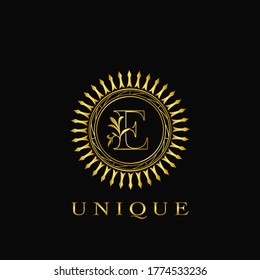 Diseño De Logotipo De Letra Floral Círculo Dorado E De Lujo. Emblema único monograma ornamentado con hoja floral natural con letra inicial.
