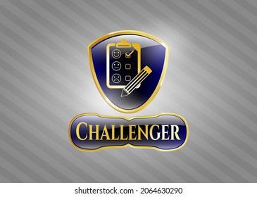 emblema dorado con icono de comentarios de clientes y texto de Challenger dentro