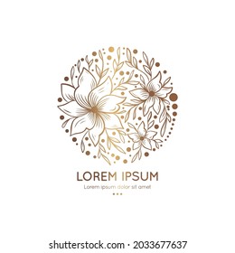 Emblema dorado con flores en forma de círculo. Se puede usar para la joyería, la belleza y la industria de la moda. Ideal para logotipo, monograma, invitación, volante, menú, fondo o cualquier idea deseada.