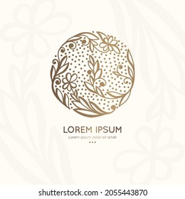 Emblema dorado con flores en forma de círculo. Se puede usar para la joyería, la belleza y la industria de la moda. Ideal para logotipo, monograma, invitación, volante, menú, fondo o cualquier idea deseada.