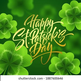 Letras de oro escribiendo a mano Feliz Día de Saint Patricks sobre fondo verde hecho de hojas de trébol realistas. Ilustración del vector EPS10