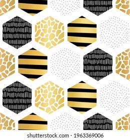 Golden hexagon seamless vector pattern. Abstract geometric honeycomb shapes with hand drawn doodle texture. Repeating modern background metallic gold foil black white for fabric, wallpaper, wrapping.