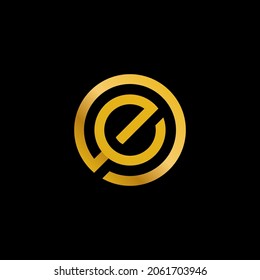Das Logo des goldenen Buchstaben e auf schwarzem Hintergrund wird zu einem luxuriösen Logo, das für das Logo der Initialen geeignet ist