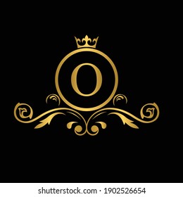 Letra dorada O logo Letra de lujo con corona.  Alfabeto monograma . Hermosa carta de iniciales reales. logotipo de plantilla para diseño 
